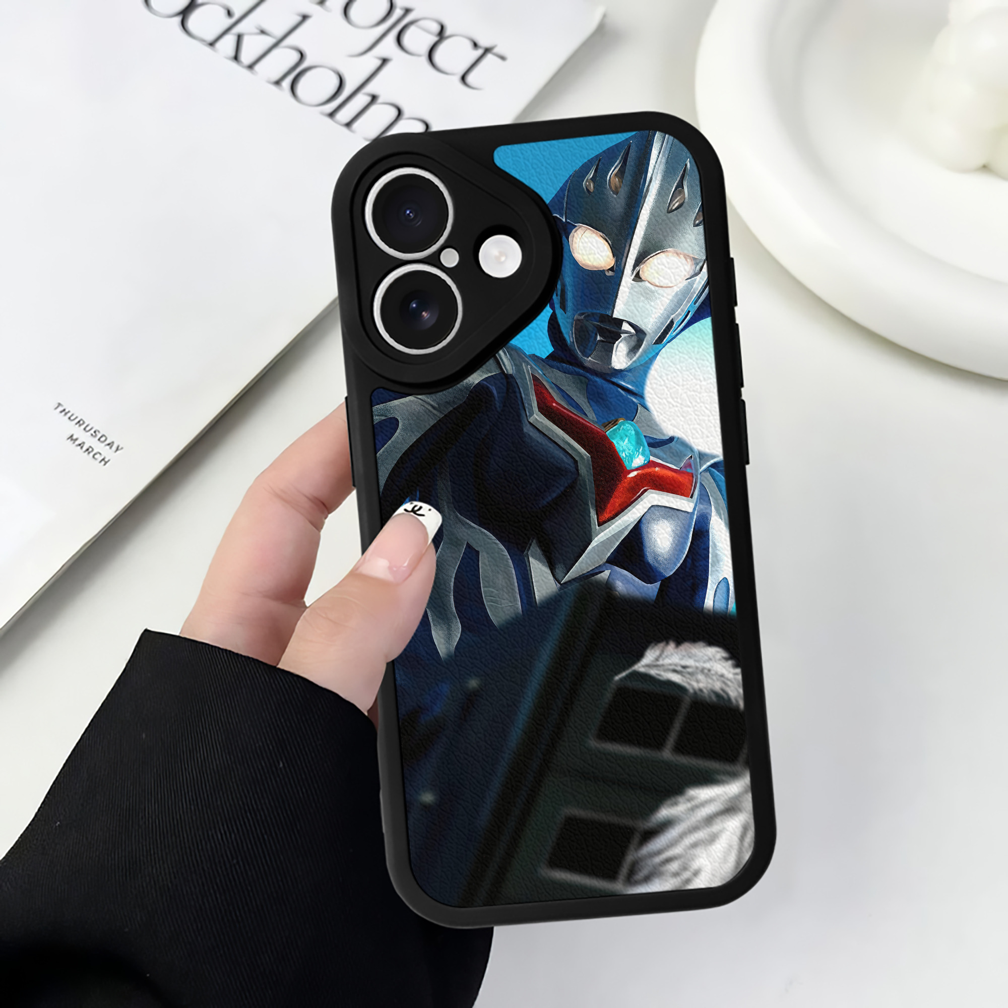 （画像用） ウルトラマン Ultraman 【iPhone 16シリーズ対応】シリコンスマホケース（レザー調） 材質：シリコン
